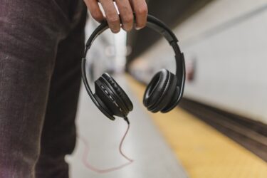【音楽】外や電車でヘッドホンは恥ずかしい？恥ずかしくない！